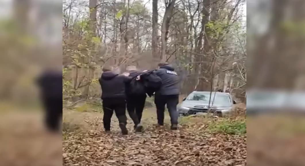 VIDEO // Un individ din Chișinău, reținut în flagrant în timp ce plasa droguri în ascunzișuri din capitală