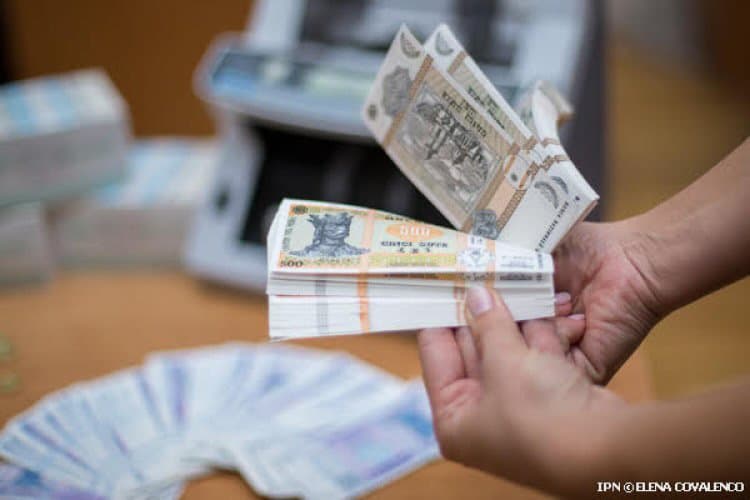 Patronatele și Ministerul Finanțelor se opun propunerii sindicatelor de majora salariul minim la 8 050 de lei