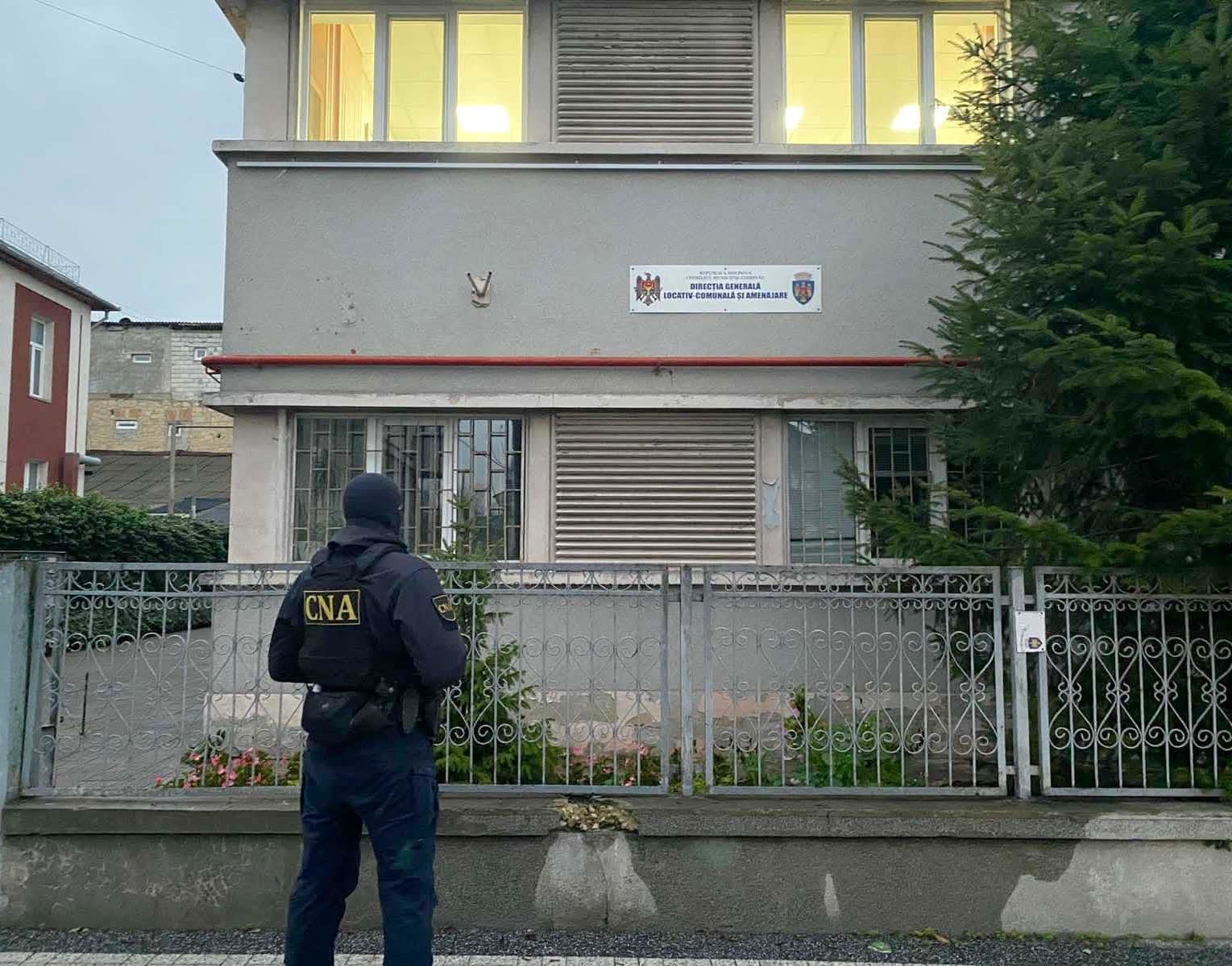(FOTO) Chișinău // Șeful Direcției Generale Locativ-Comunale, Ion Burdiumov, reținut de CNA pentru fapte de corupție