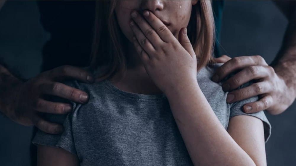 O minoră din Ungheni, bătută și violată de propriul tată. Individul, trimis după gratii