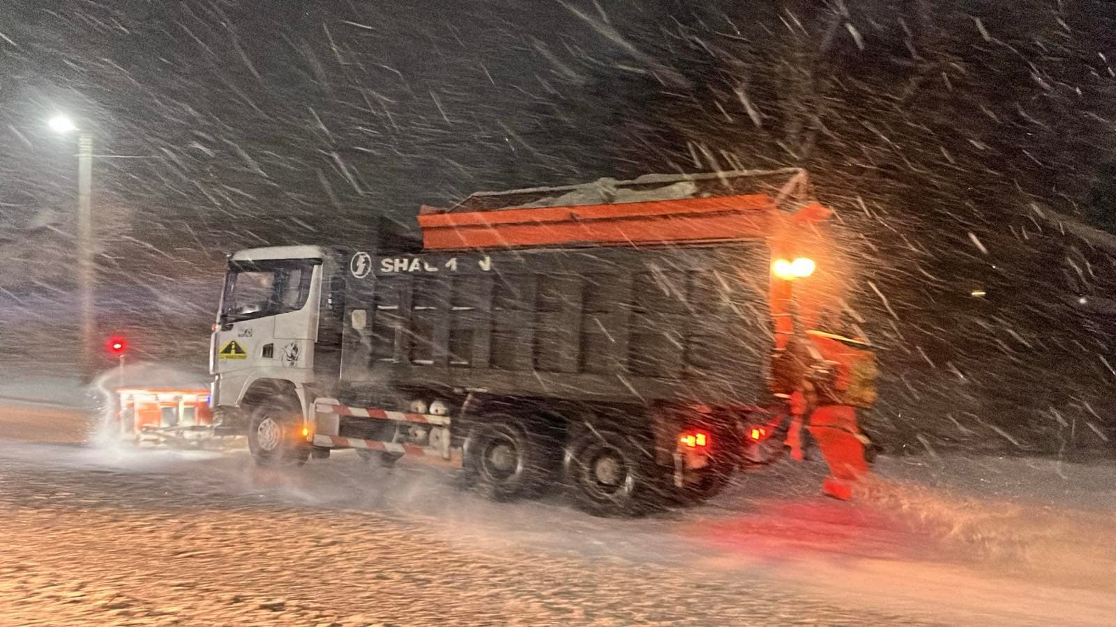 FOTO // Ninsori, vânt puternic și ghețuș pe drumurile naționale: peste 200 de utilaje și sute de muncitori intervin