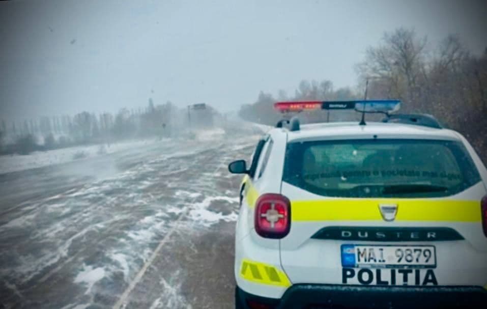 VIDEO // Camion răsturnat la Grătiești. Circulația pe șoseaua Balcani, blocată pe ambele sensuri