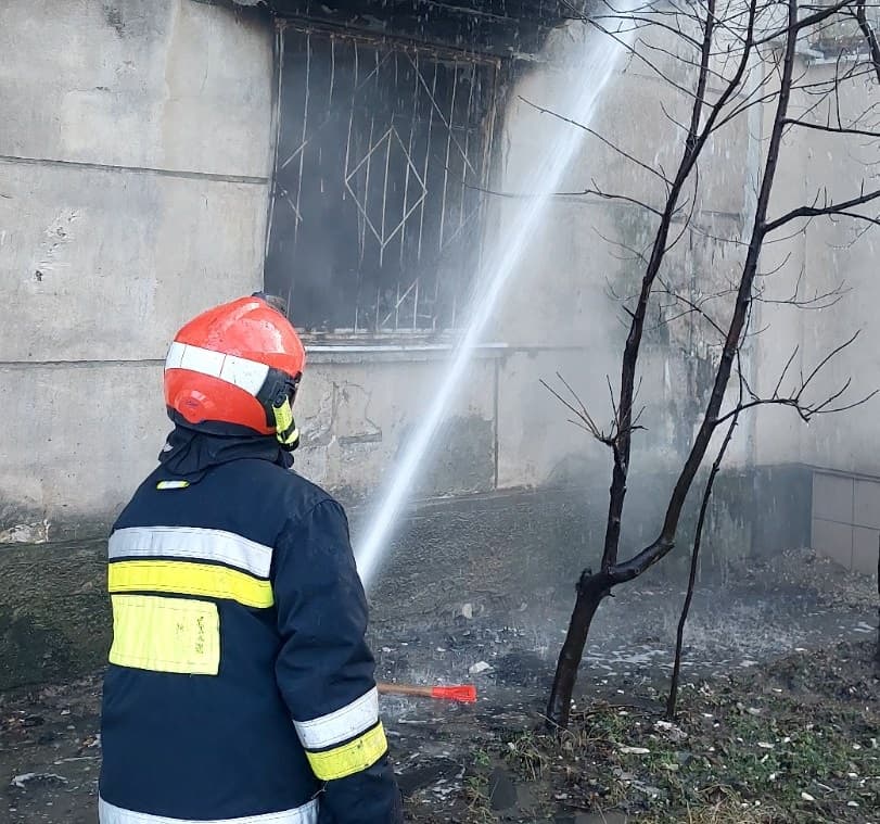 FOTO // Incendiu într-un bloc din capitală. Trei echipaje de pompieri au intervenit la fața locului