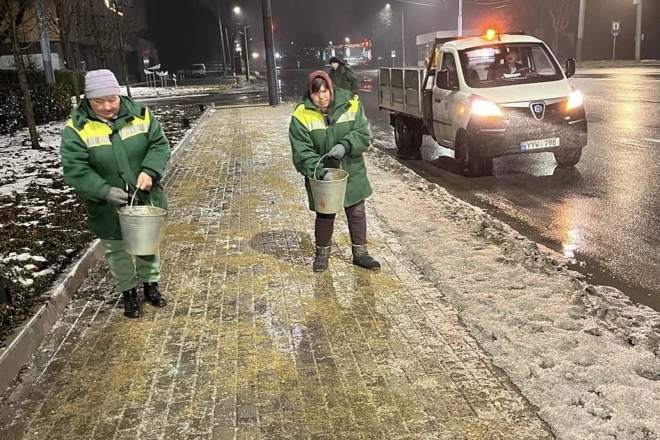 Intervenții continue în Chișinău din cauza poleiului și ghețușului