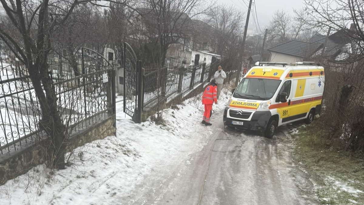 Poleiul pune în pericol intervențiile medicale: mai multe ambulanțe au rămas blocate, iar salvatorii au intervenit în mai multe localități