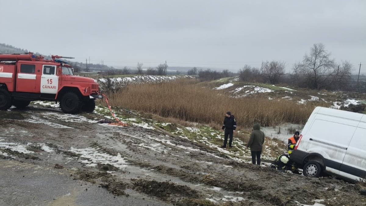 FOTO // Ambulanțe și mașini derapate din cauza poleiului, deblocate de salvatori. 92 de intervenții în ultimele 24 de ore