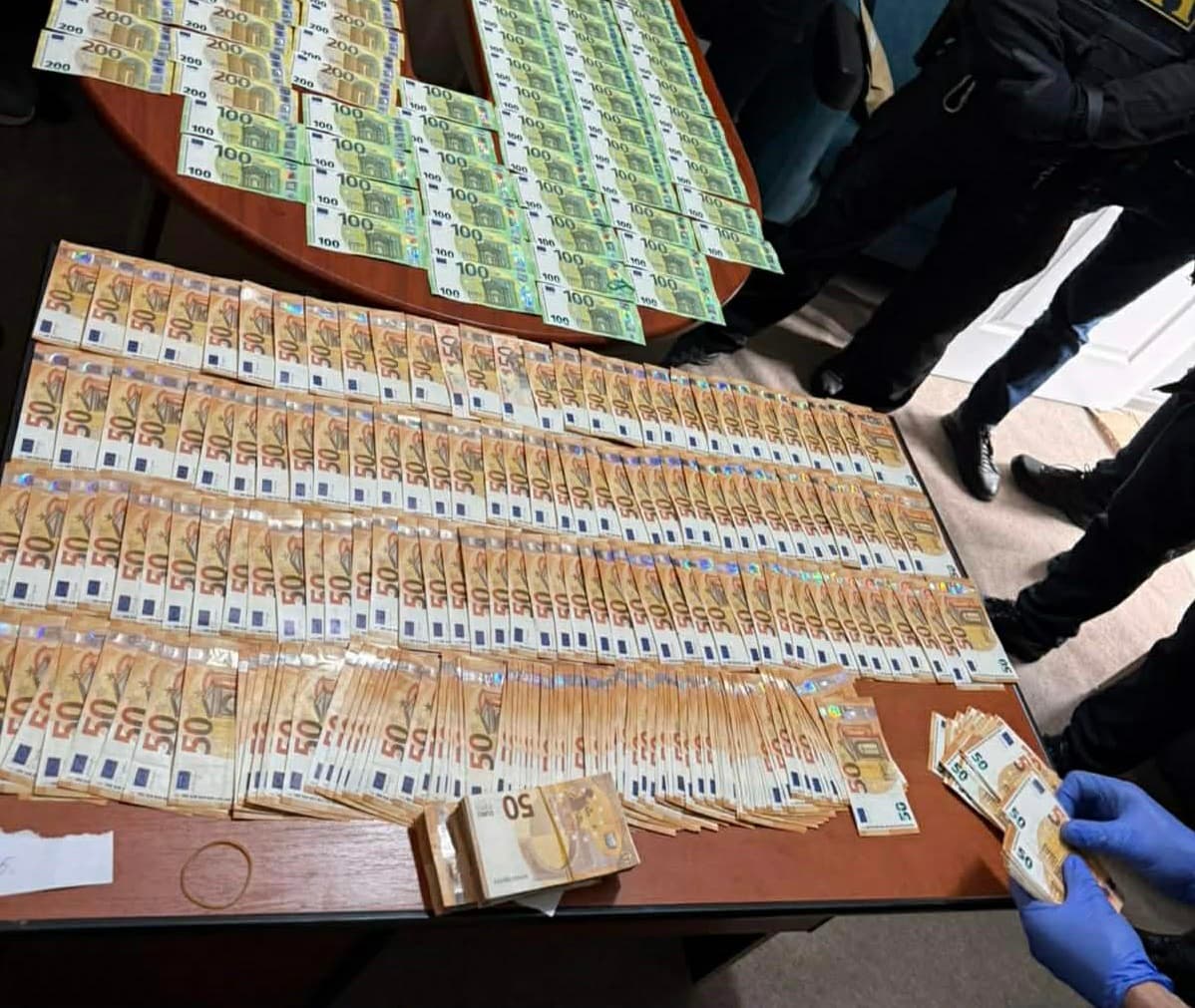 Au primit 40 de mii de euro pentru a „aranja” o decizie în instanță. Patru persoane, reținute în flagrant