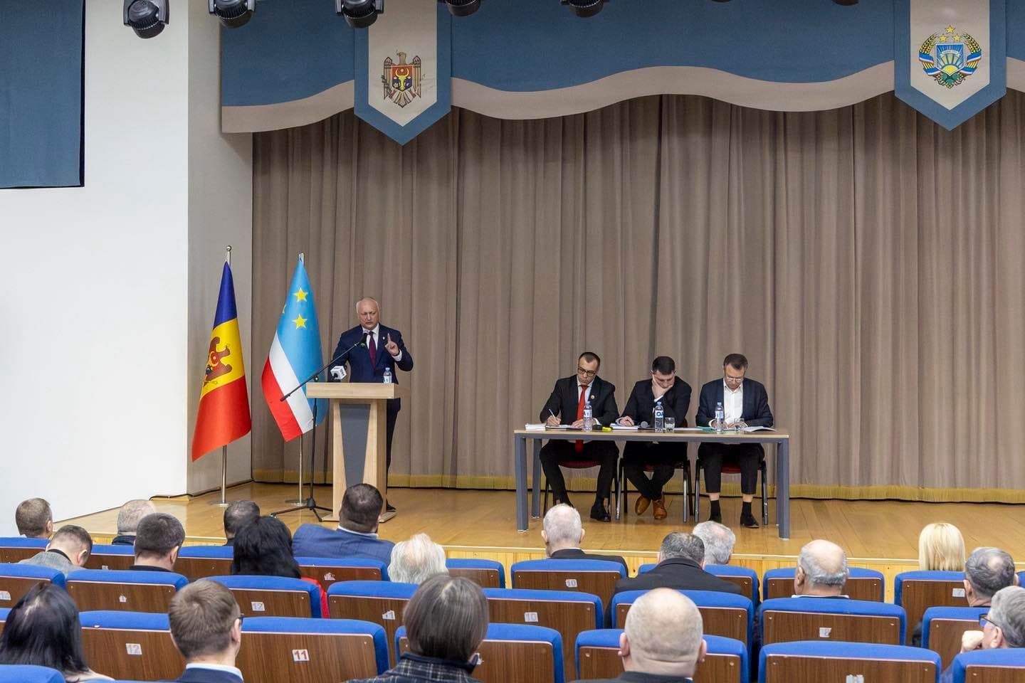 Comratul nu intenționează să cedeze Chișinăului. Sprijin politic de la Dodon și Vlah