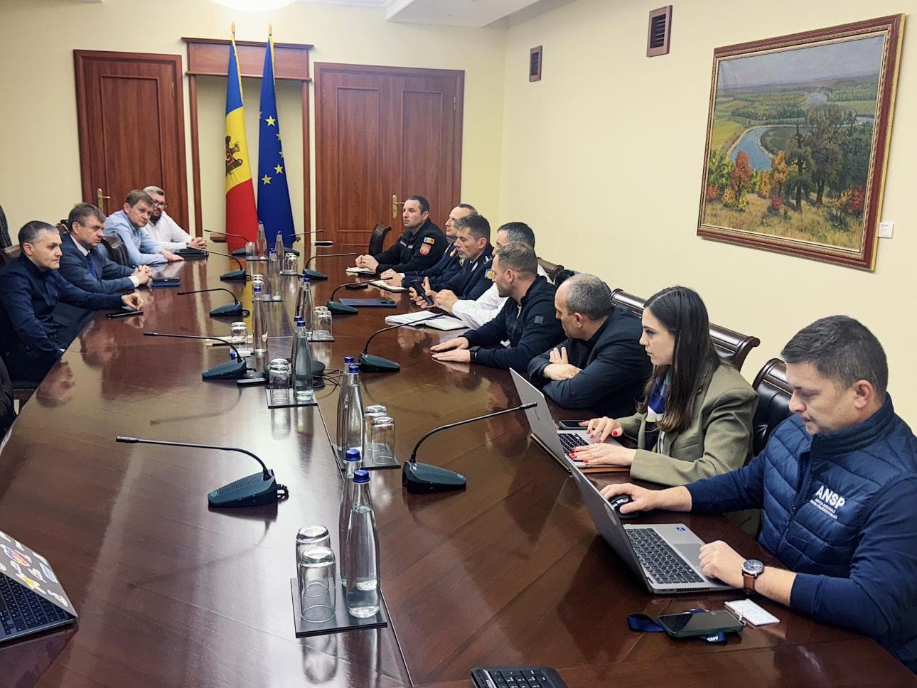 Autoritățile iau măsuri după ce noi pete de petrol au apărut pe Nistru. Mobilizare maximă în următoarele 72 de ore