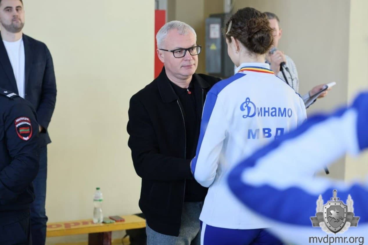FOTO // Sport sau propagandă? Unul dintre liderii regimului separatist de la Tiraspol, promovat la un eveniment al Federației de Volei din R. Moldova