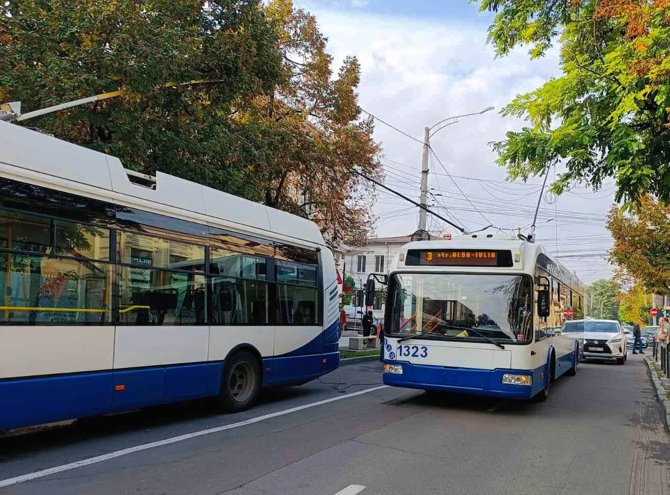 Chișinău // Un copil de doi ani a ajuns la spital după ce a fost lovit de un troleibuz