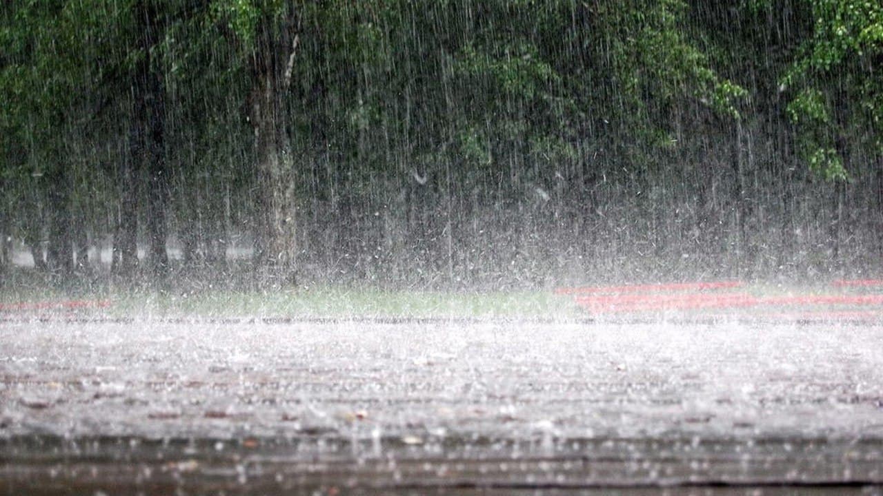 Ploi puternice pe întreg teritoriul R. Moldova. Meteorologii au emis un nou cod galben
