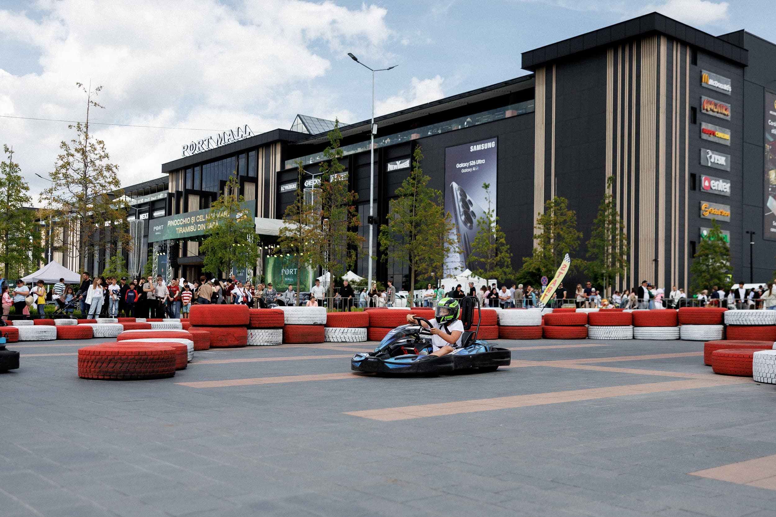 FOTO // PORT MALL a inaugurat de Ziua Copilului cel mai mare karting outdoor din R.Moldova