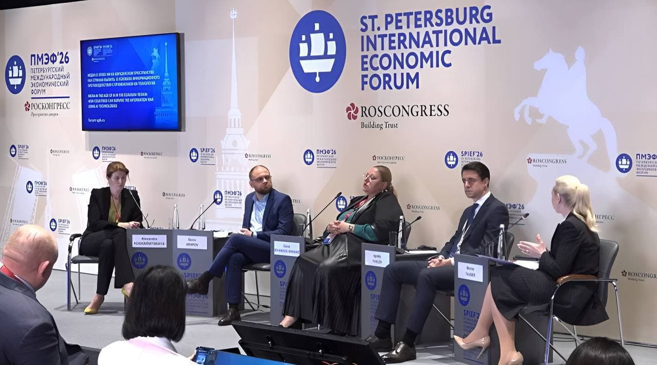 FOTO // Diana Șoșoacă și Marina Tauber au împărțit scena la Forumul lui Putin. Lecții despre dezinformare și ”dictatura Bruxelles-ului”