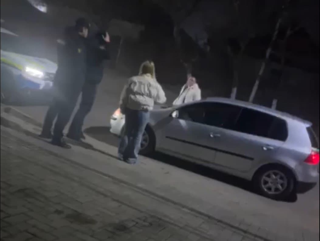 DOC // Faptele i-au fost confirmate, dar nu a fost pedepsit. Polițistul din Comrat care și-a agresat fosta soție în prezența a doi colegi scapă basma curată