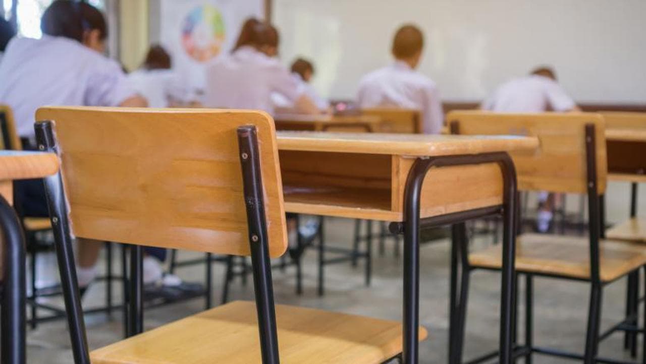 Mai multe școli riscă să nu aibă bani de salarii. MEC propune redistribuirea economiilor din alte instituții
