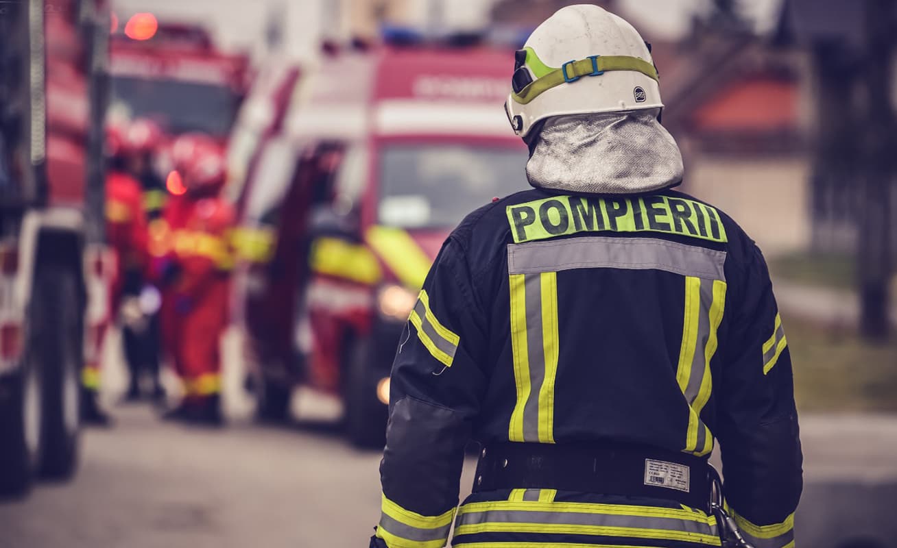 Incendiu într-o clădire din capitală. O persoană, ajunsă cu intoxicații la spital