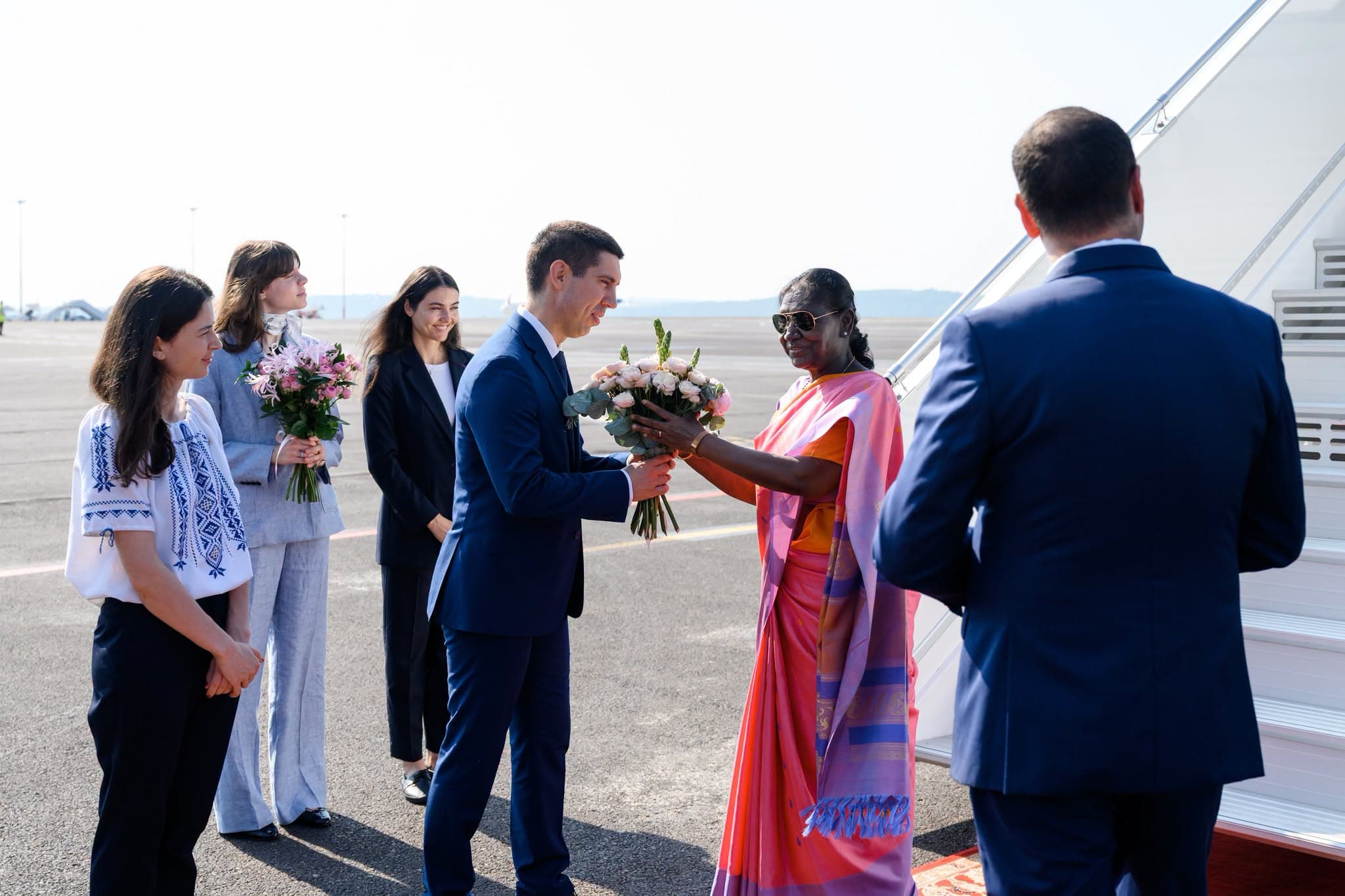 FOTO // Președintele Indiei, întâmpinată cu flori la Aeroportul Chișinău