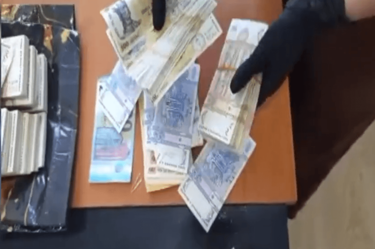 VIDEO // Ar fi fost implicați în escrocherii de peste un milion de lei. Cinci suspecți, reținuți de polițiști
