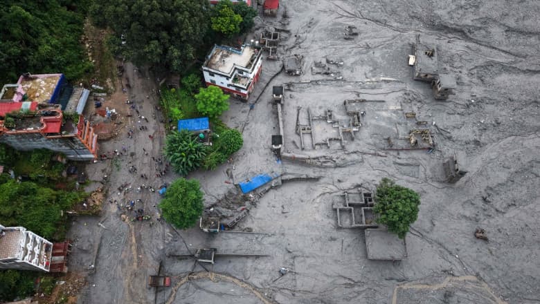Echipele de salvare din Nepal încearcă să evacueze peste 100 de muncitori blocaţi într-un tunel, după viitura devastatoare
