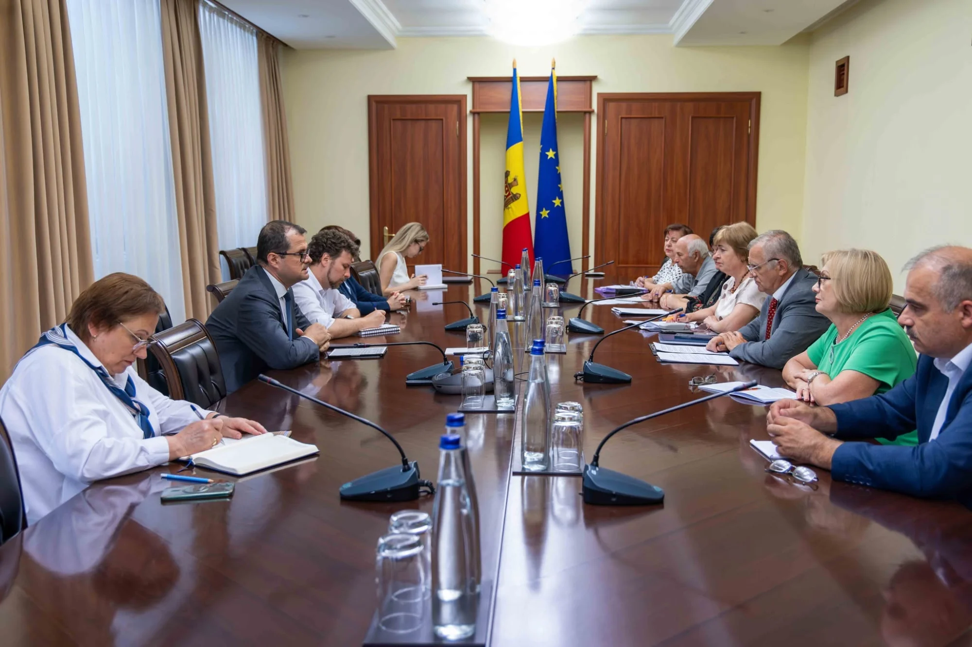 Sindicatele cer salarii mai mari în educație: „Majorarea de 14% nu este suficientă”. Ce s-a discutat cu premierul Vasile Tofan