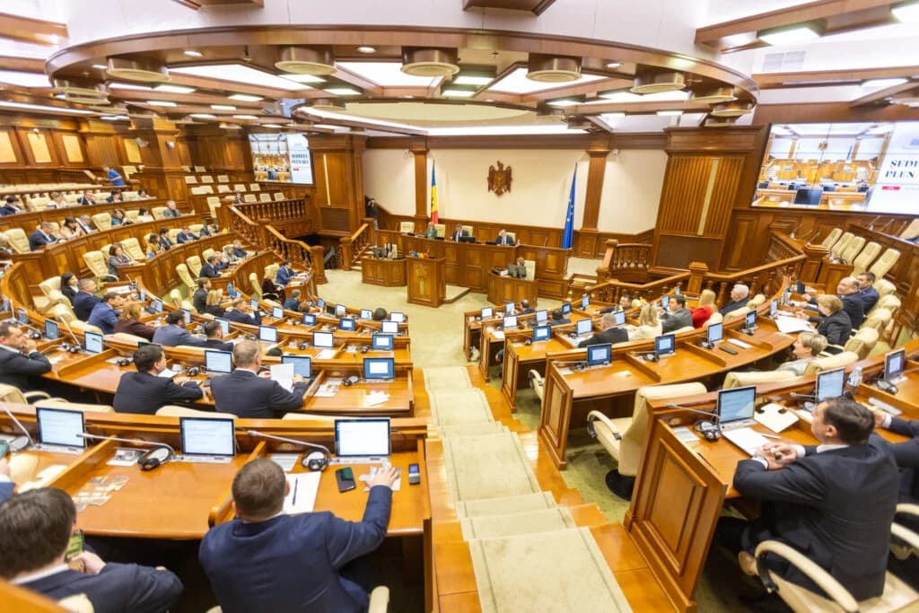 Promo-LEX: Proiecte de lege votate fără respectarea transparenței decizionale în ședința Parlamentului din 4 septembrie
