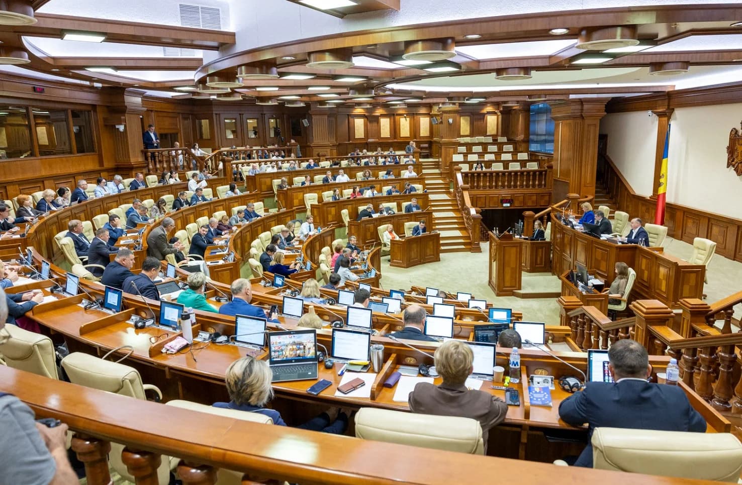 Deputații se întrunesc joi în ședință plenară. Modificarea Bugetului Public Național și mai multe proiecte cu sigla UE, pe ordinea de zi