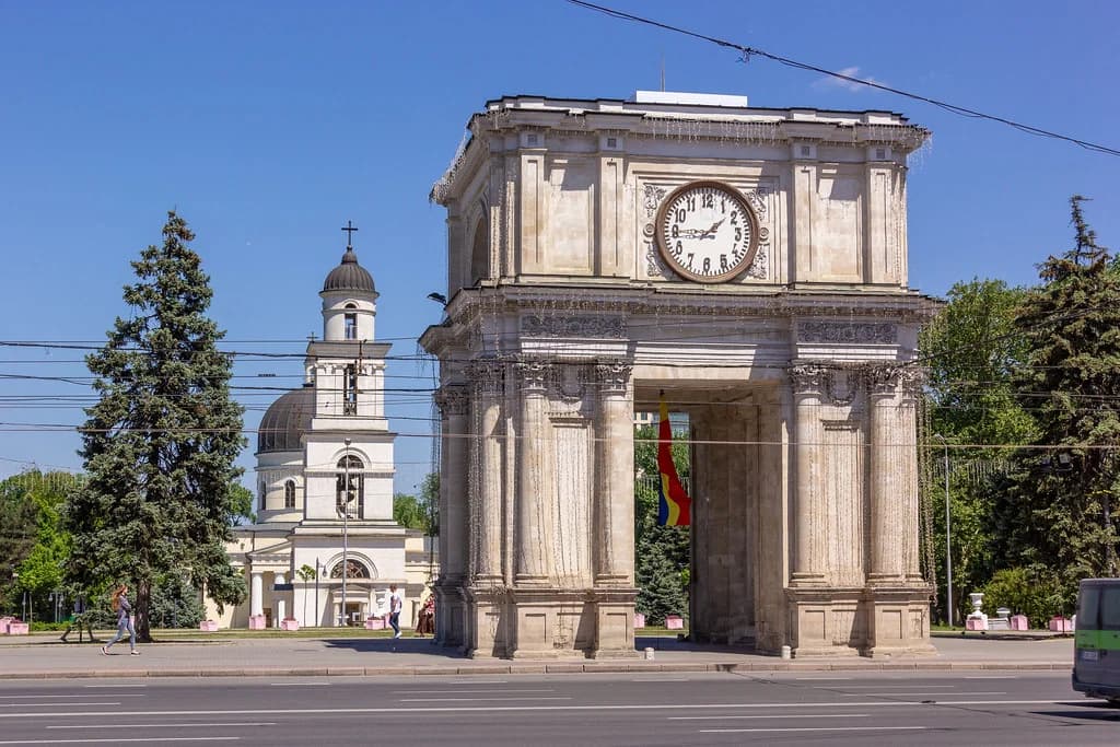 Lucrările de reparație a Arcului de Triumf ar putea începe în primăvară