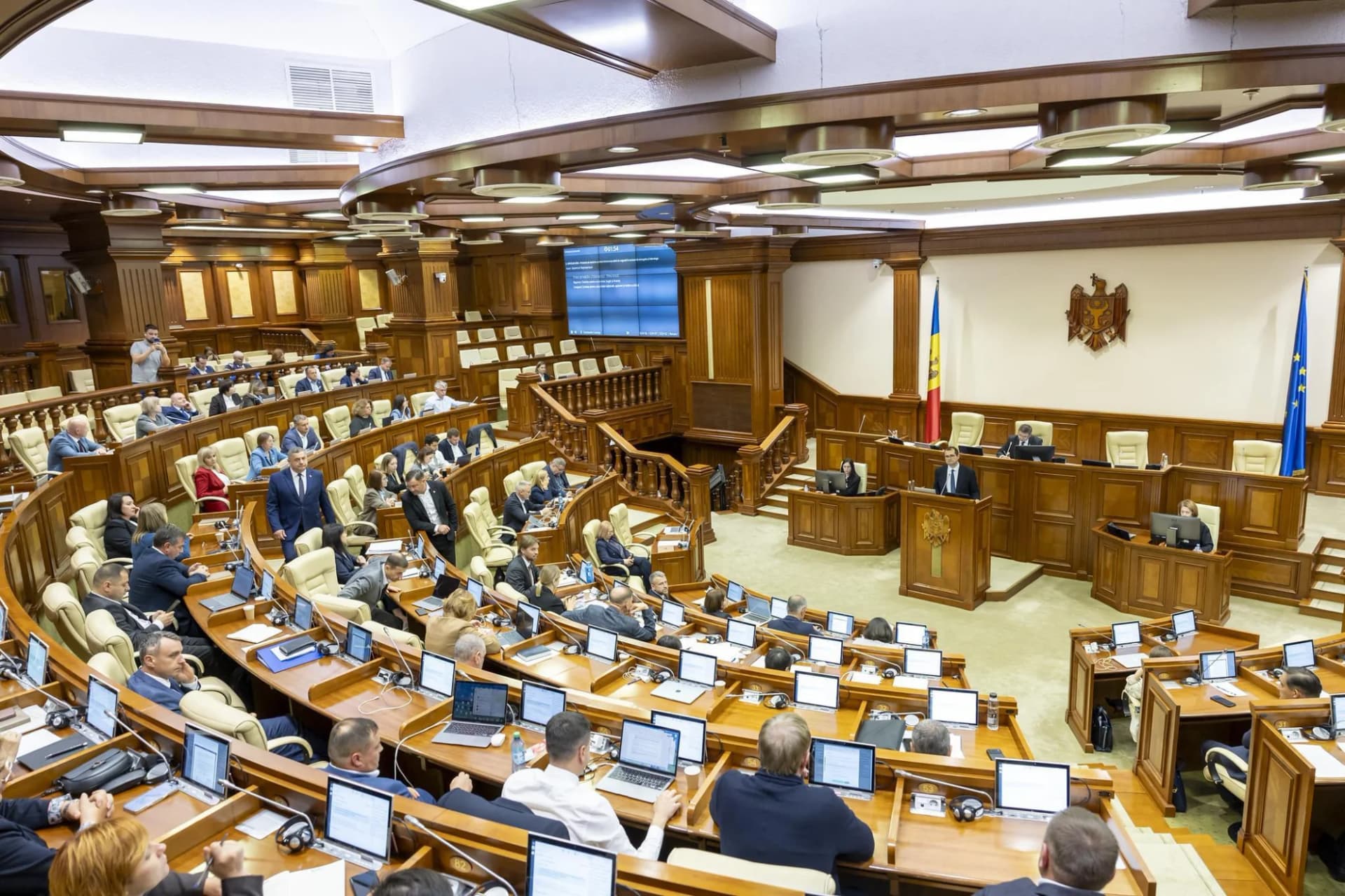 Parlamentul a instituit stare de urgență în sectoarele energetic și hidrologic pentru 60 de zile