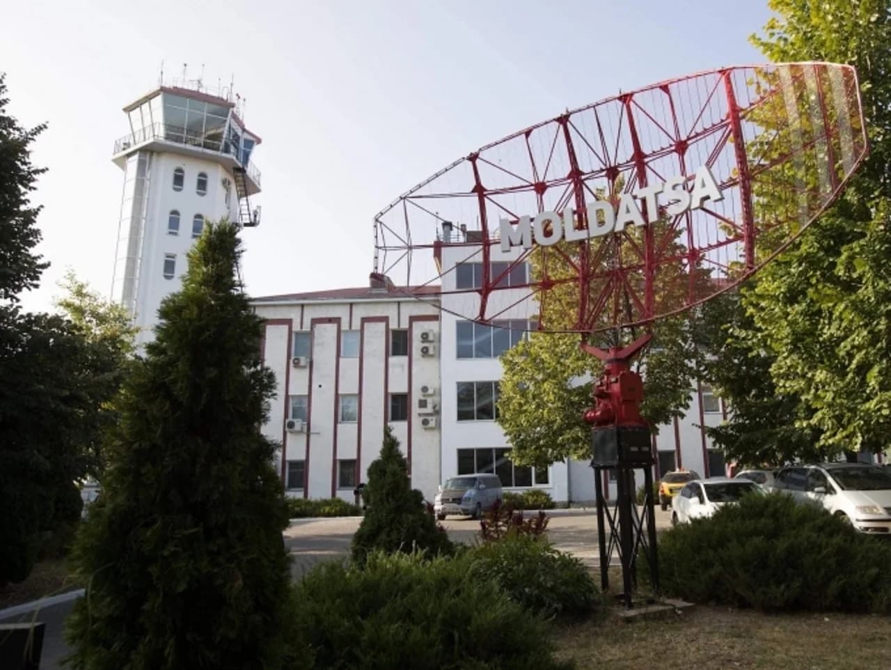 Circa 40 de angajați ai Moldatsa au primit salarii peste plafonul maxim. Cazul, discutat la Comisia de anchetă