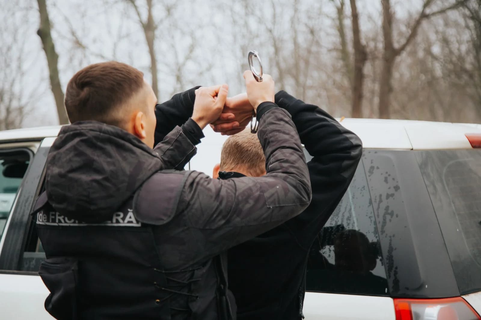 VIDEO // Luau câte 5 mii de dolari la trecerea frontierei. Doi cetățeni, reținuți în flagrant pentru organizarea migrației ilegale