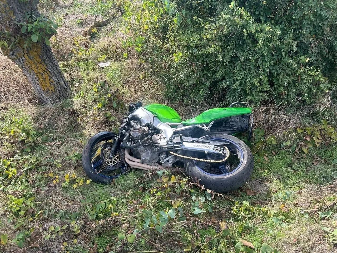 Tragedie în Căușeni. Un motociclist a murit după ce s-a izbit într-un copac