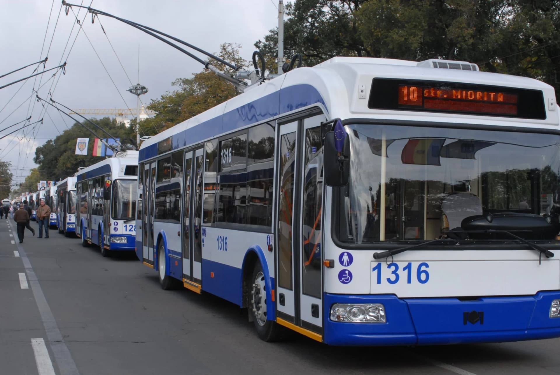 Călătoria cu transportul public în Chișinău va fi plătită cu ajutorul unui card de transport, cu cardul bancar sau cu telefonul mobil