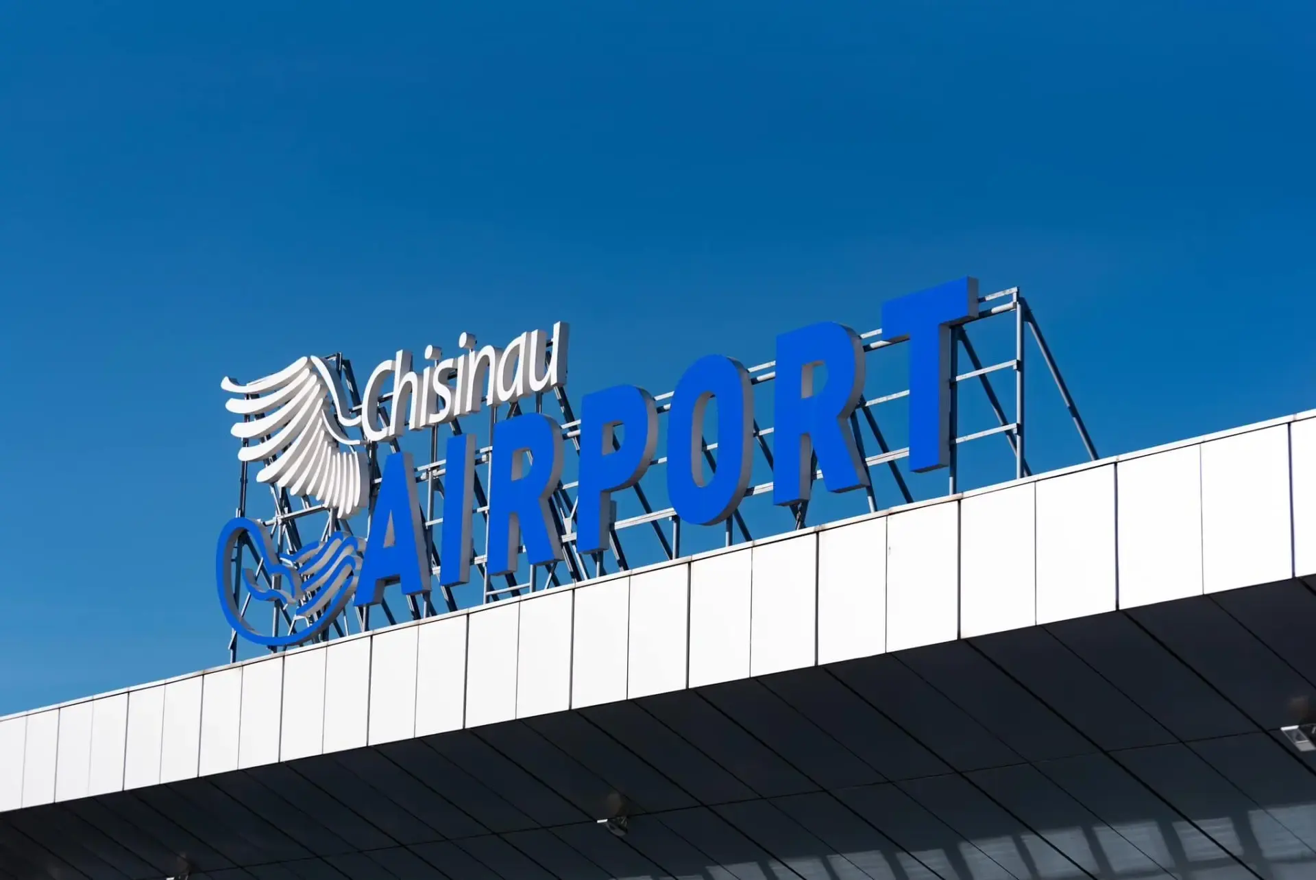 Alerta cu bombă de la Aeroportul Chișinău a fost falsă. Activitatea a revenit la normal