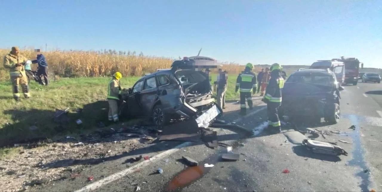 FOTO // Accident lângă Peresecina. Trei mașini au fost făcute zob, iar patru persoane - transportate la spital