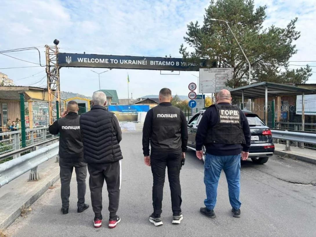 FOTO // Ucrainean suspectat că a organizat trecerea ilegală a frontierei pentru trei conaționali, predat Kievului