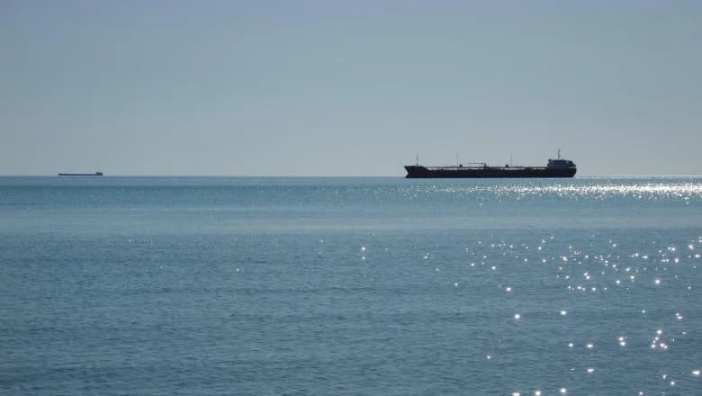 Două nave s-au scufundat în apropierea strâmtorii Ormuz după ce au fost lovite de proiectile
