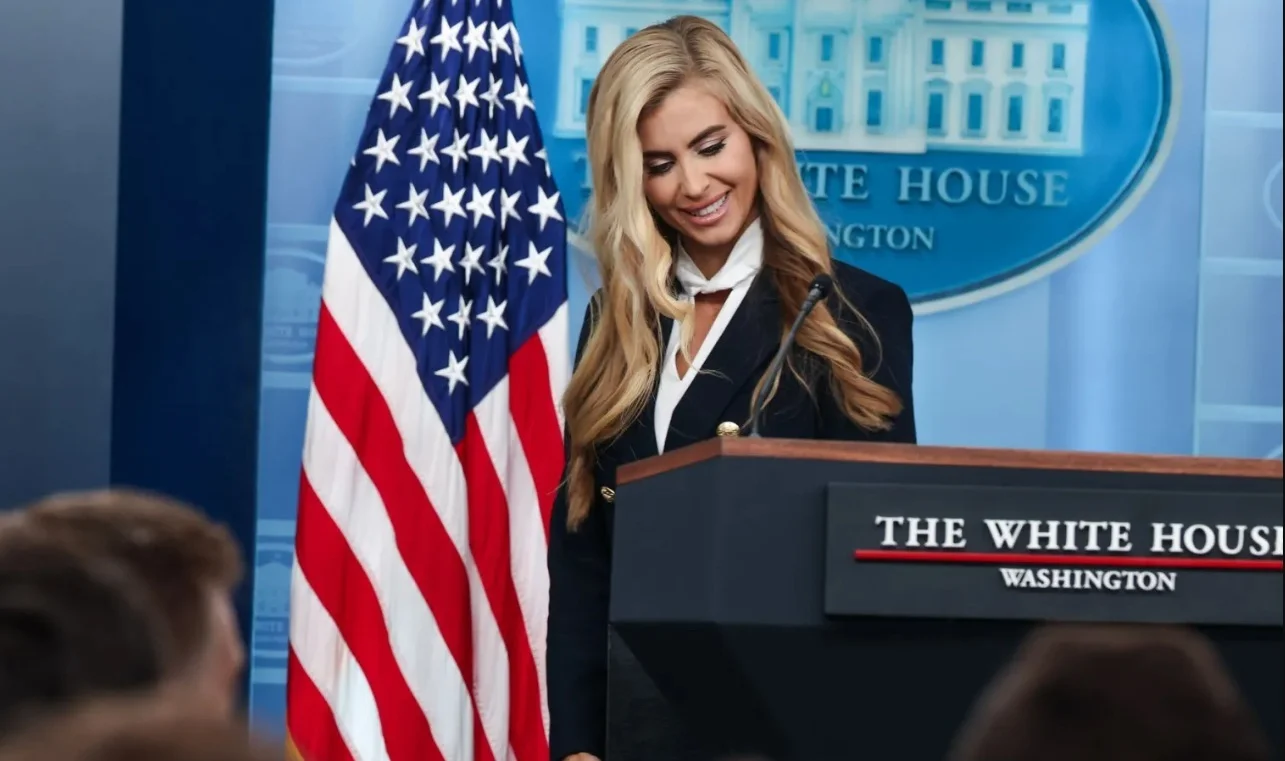 Donald Trump o dă afară pe purtătoarea de cuvânt a Casei Albe, la cinci zile de la instalarea ei în funcție