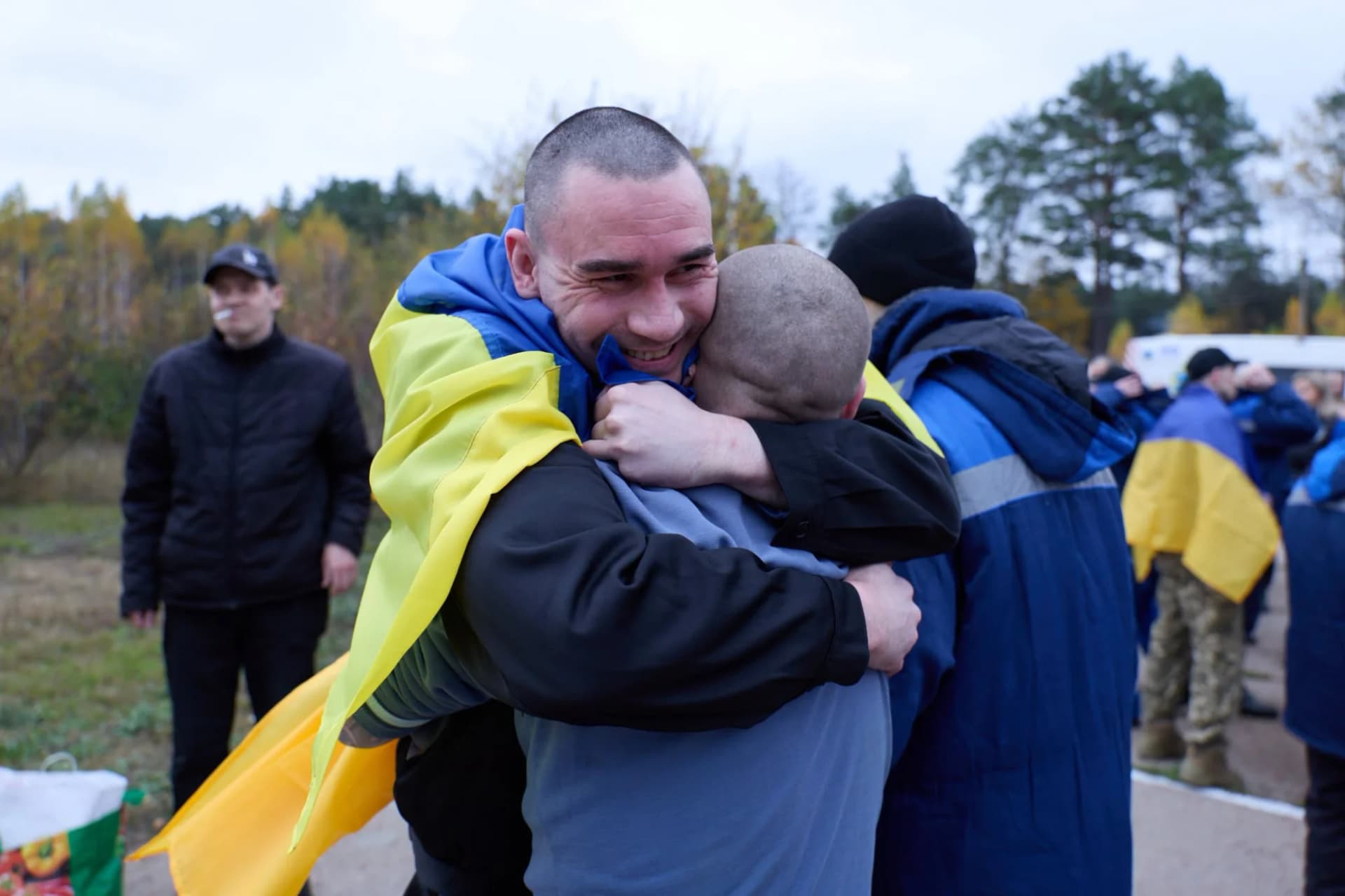 FOTO // Schimb impresionant de prizonieri de război între Rusia și Ucraina. Zelenski: „Îi ținem minte pe toți și îi căutăm”