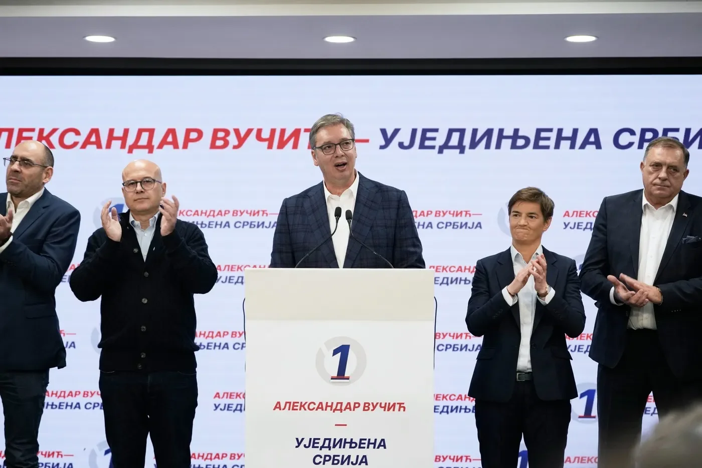 Aleksandr Vucic își recunoaște înfrângerea în alegeri, după o zi cu prezență masivă și cozi la secțiile de votare