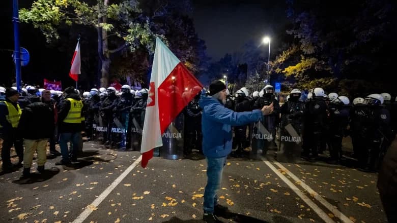 Criză politică în Polonia: președintele Curții Constituționale - demis, iar poliția pe antirevolte – mobilizată